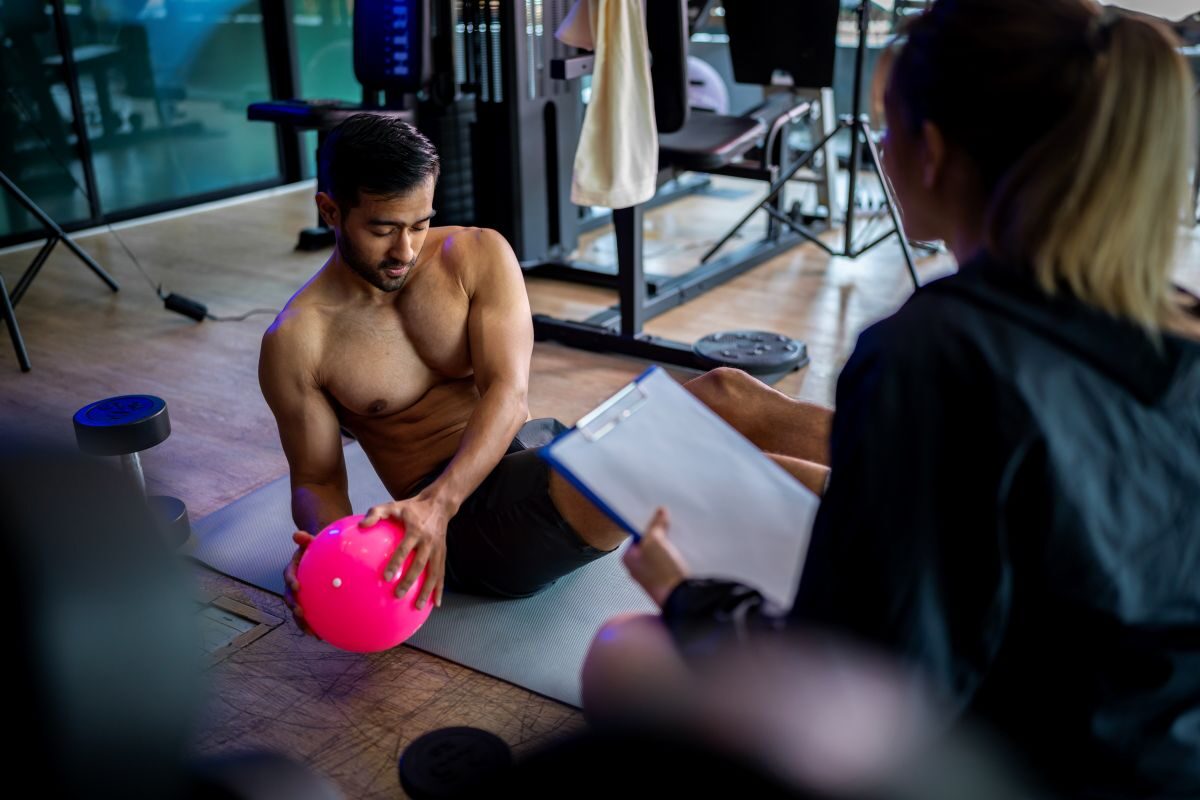 coach supervisando movimientos de alumno