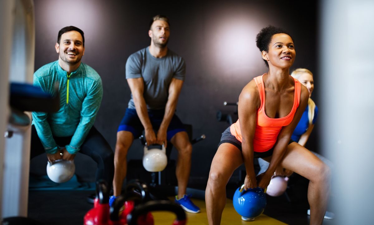 grupo de alumnois en plena clase de entrenamiento funcional