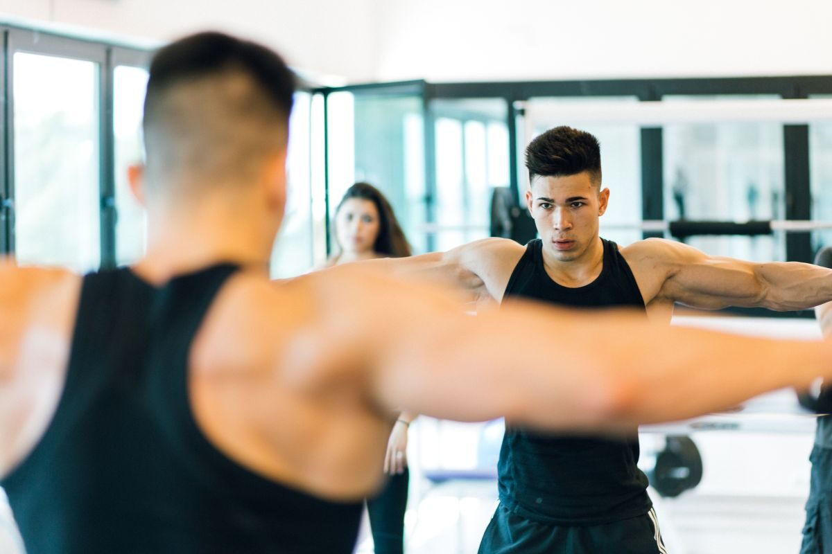 Hombre calentando frente al espejo