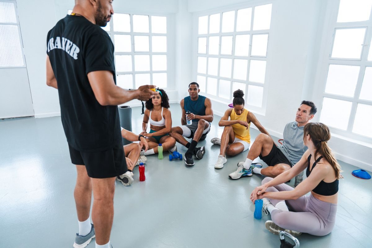 coach dando indicaciones sobre la clase funcional