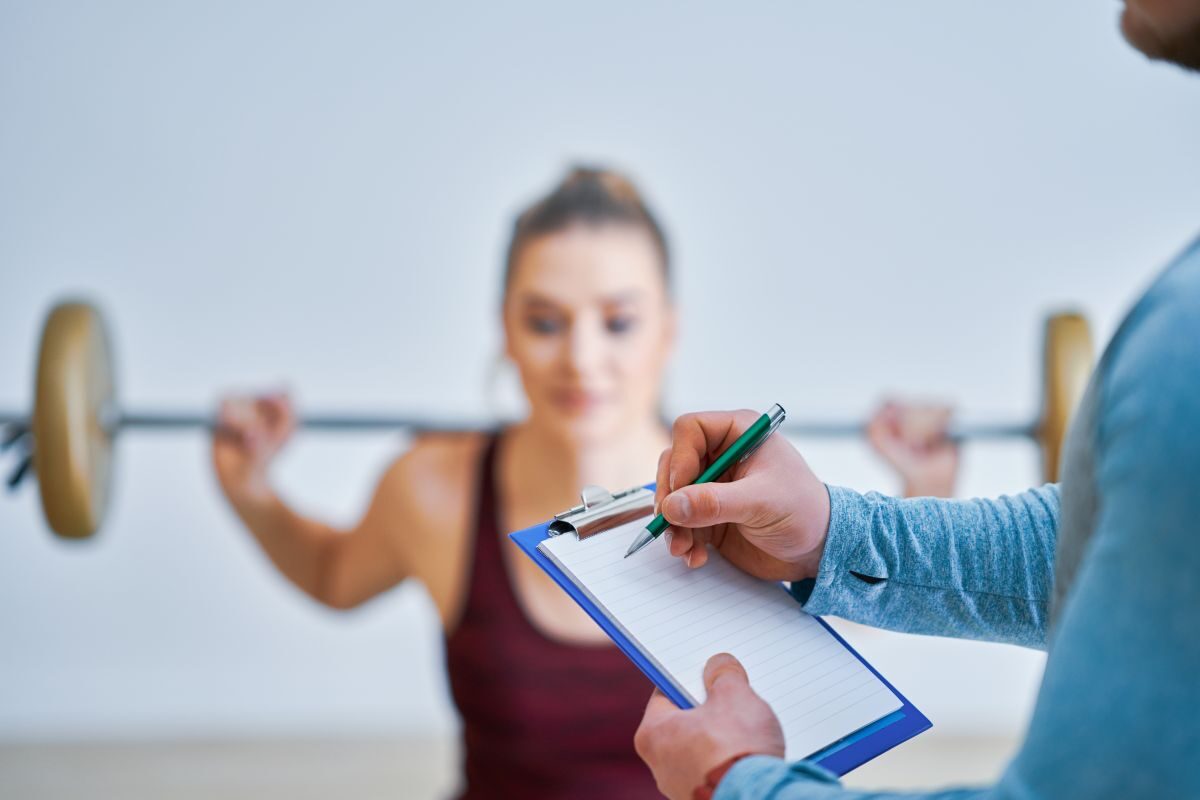 Profesor evaluando desempeño de alumna