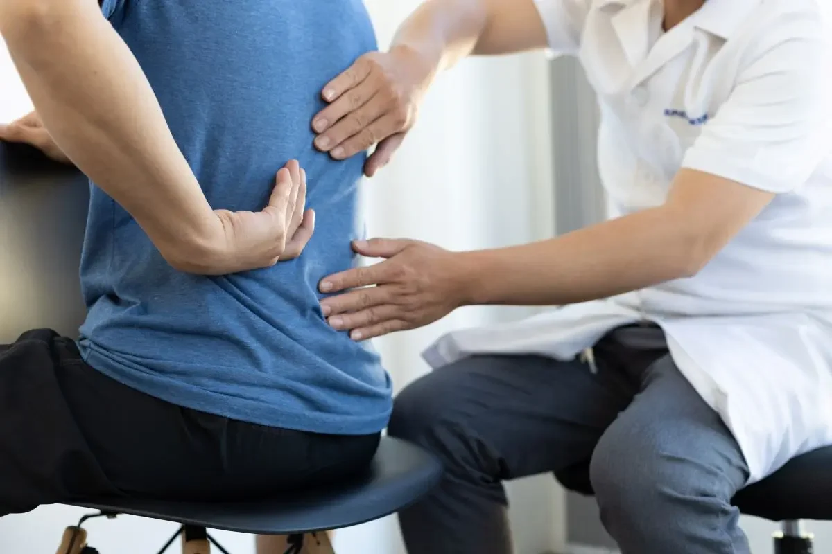 consulta con fisioterapeuta por sintomas de hernia discal