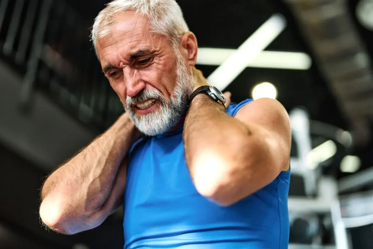 persona de edad con dolor en la cervical