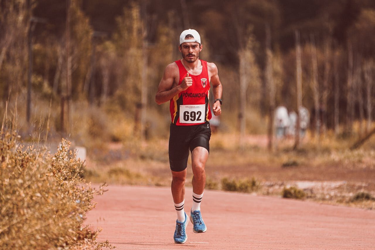hombre haciendo running en parque