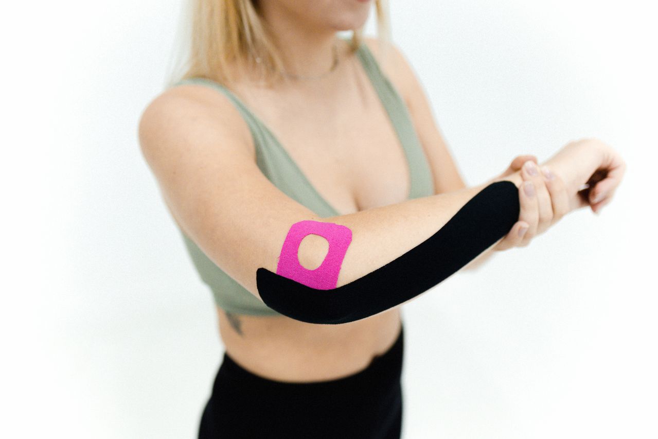 kinesiotape en el codo de una mujer