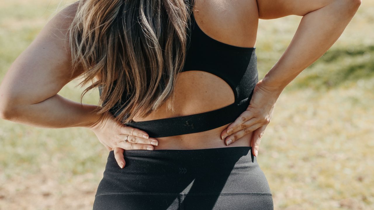 mujer con dolor lumbar bajo