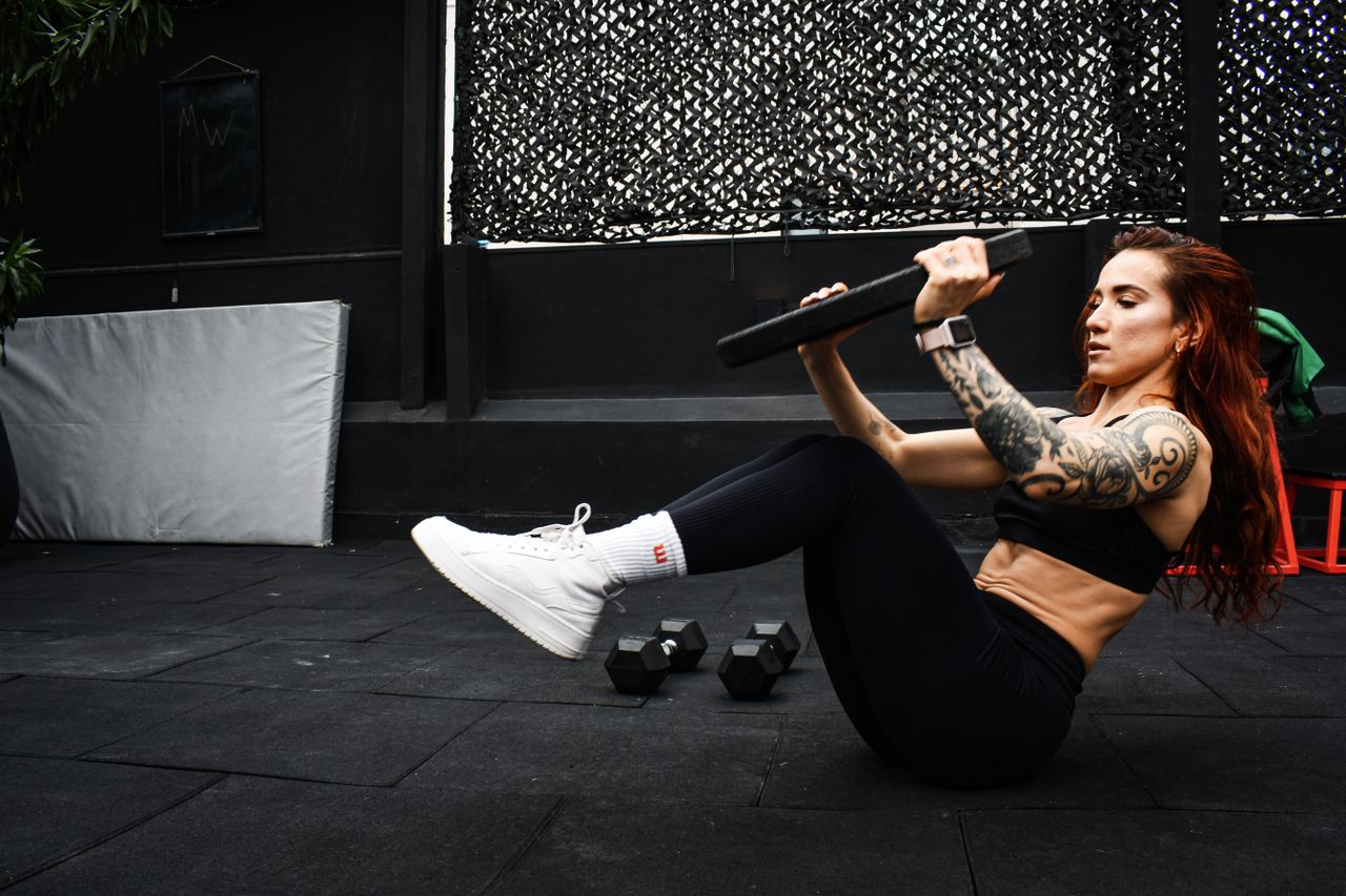 mujer entrenando su abdomen